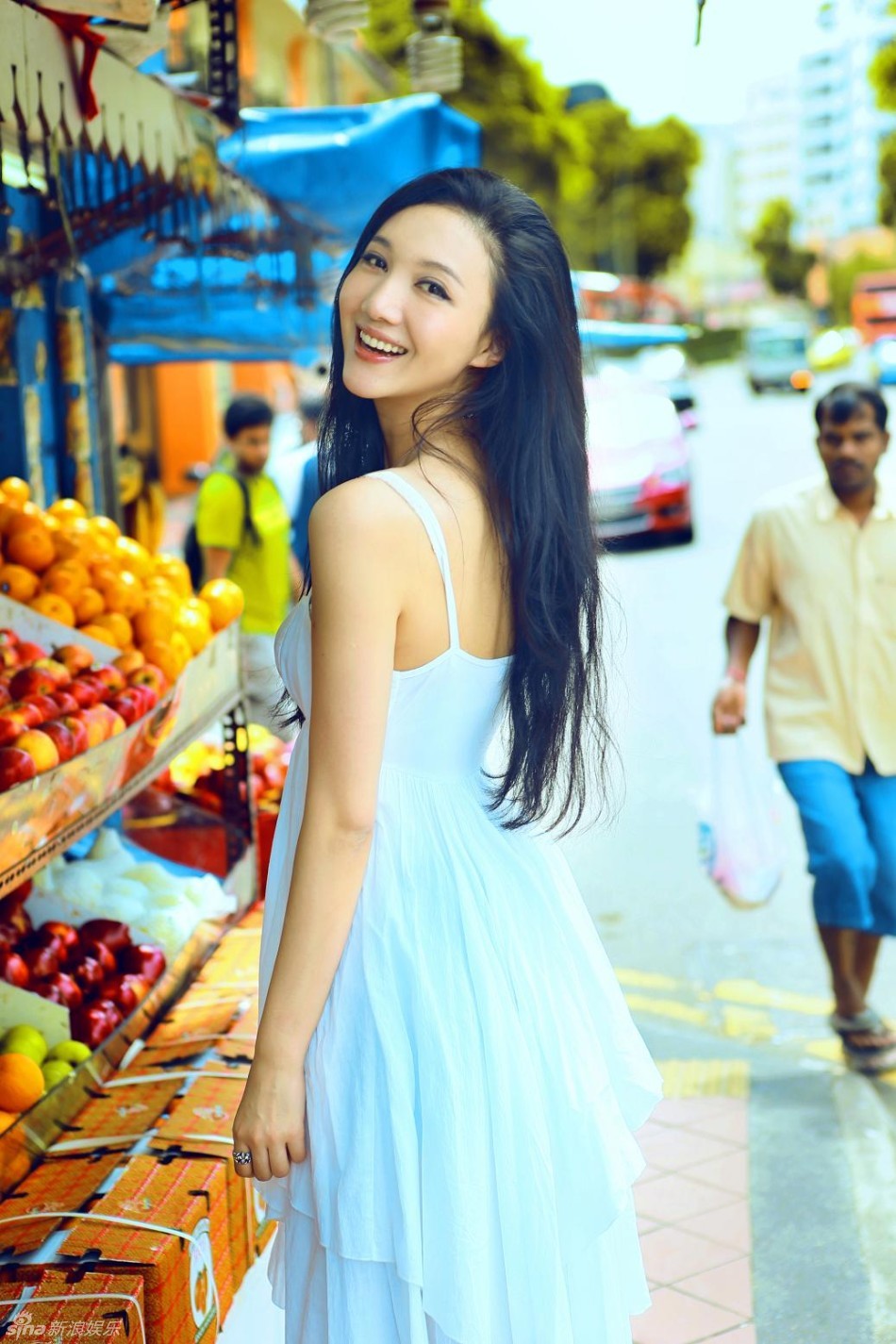 美女回眸一笑真迷人