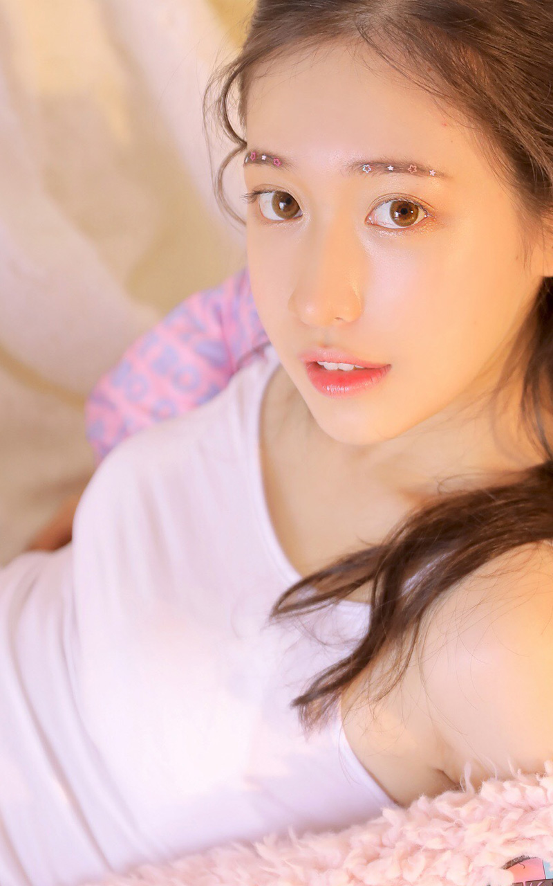 眼睛大大的年轻女孩