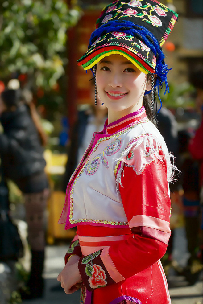 穿传统服装的漂亮女孩