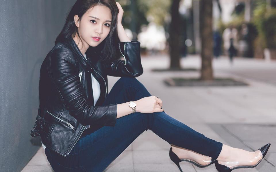 穿小皮衣的精致美女