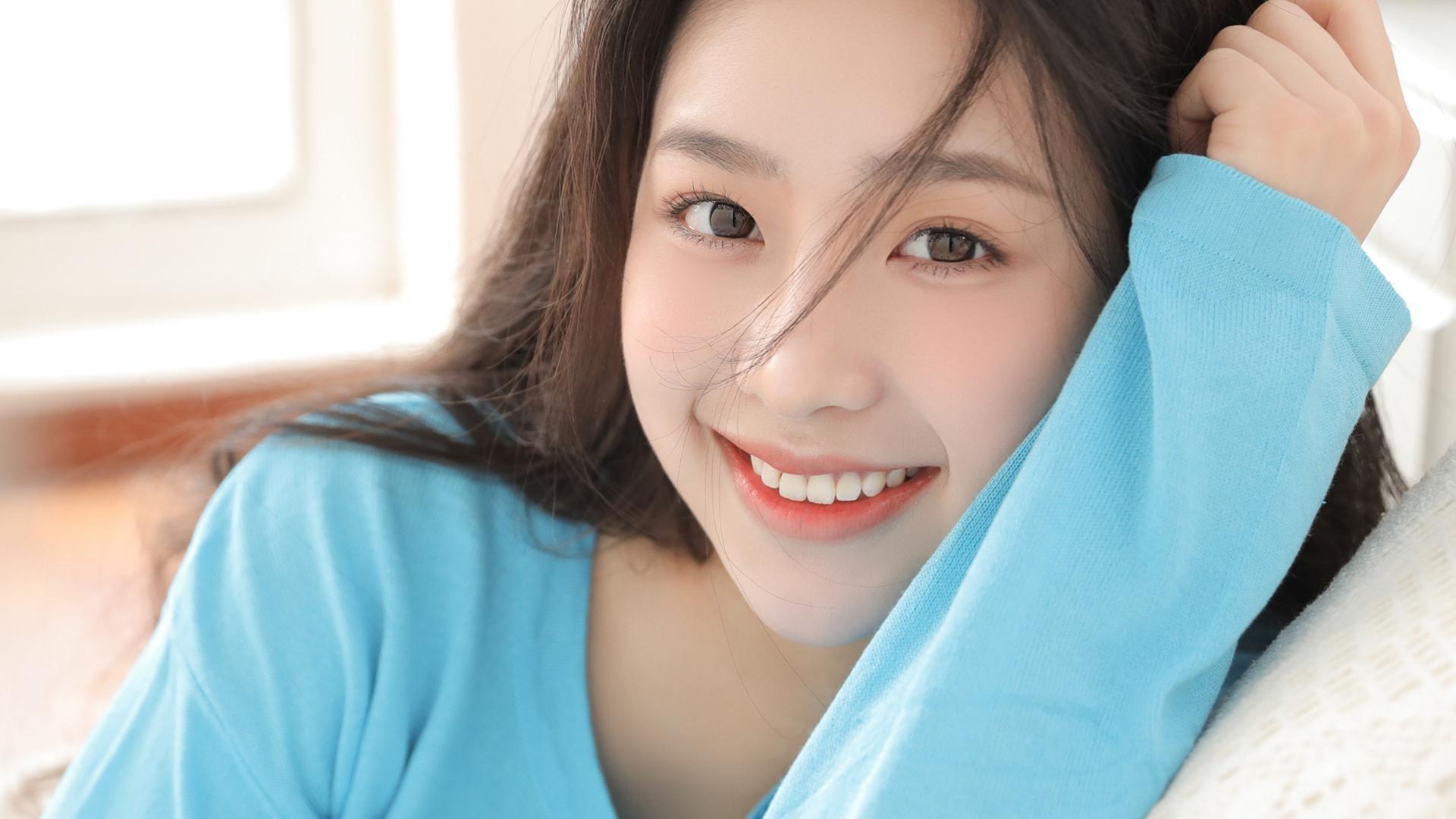 笑容迷人的可爱小美女