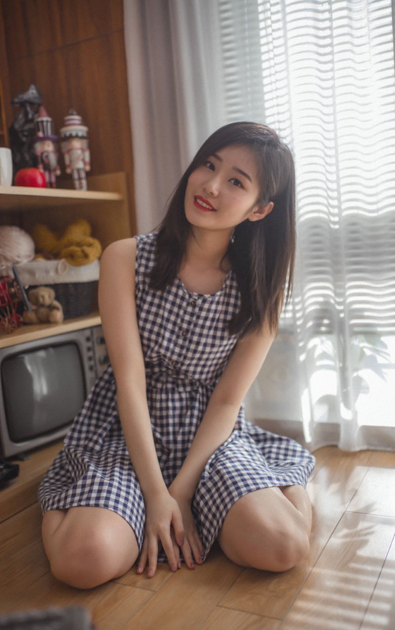 在家穿小方裙的靓丽女生
