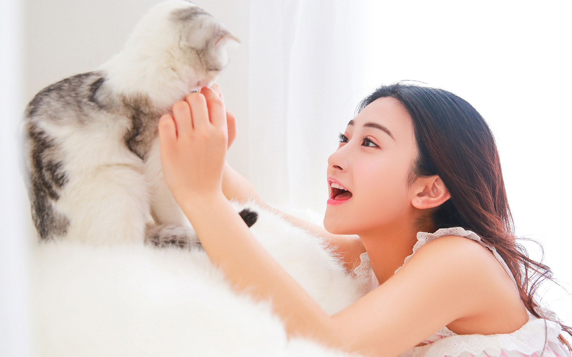 在家快乐撸猫的可爱小美女