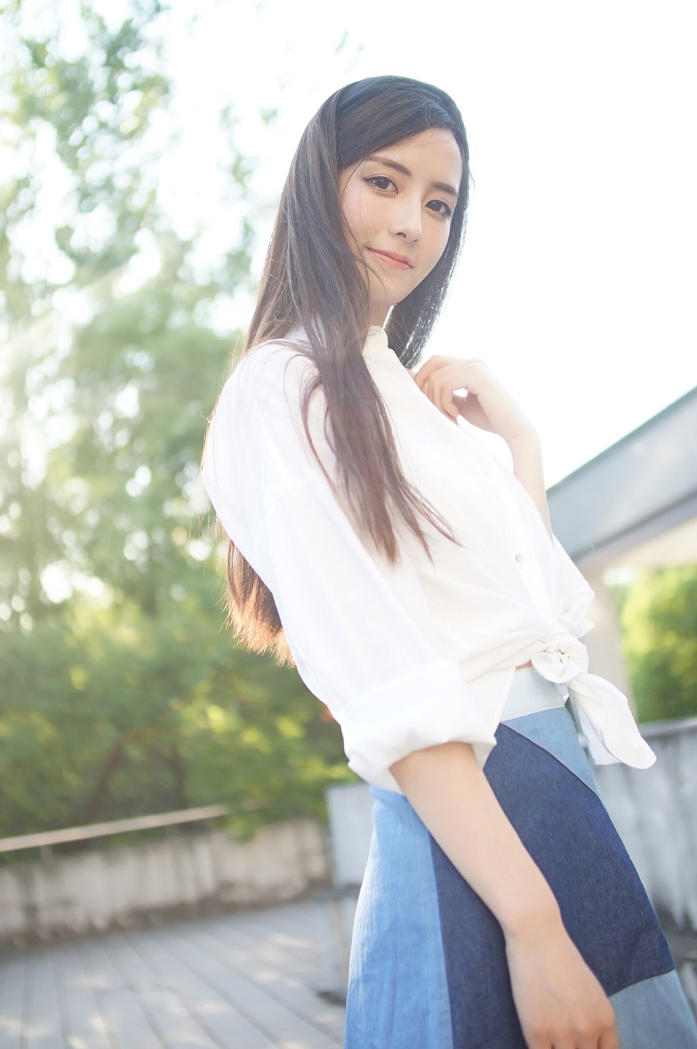 侧脸微笑的长发美女