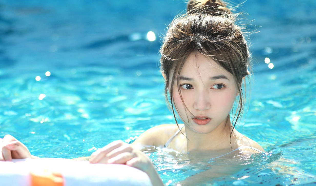 泳池里让人心动的美丽女孩