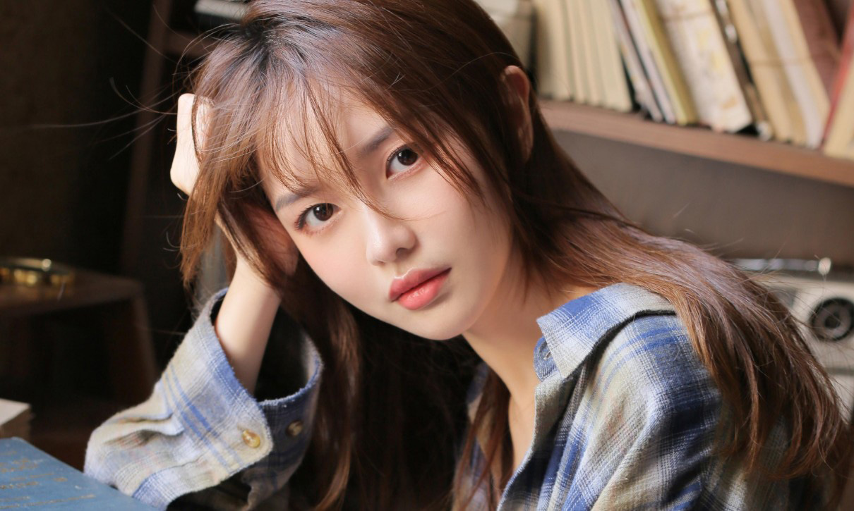 眼神迷人的校园美女