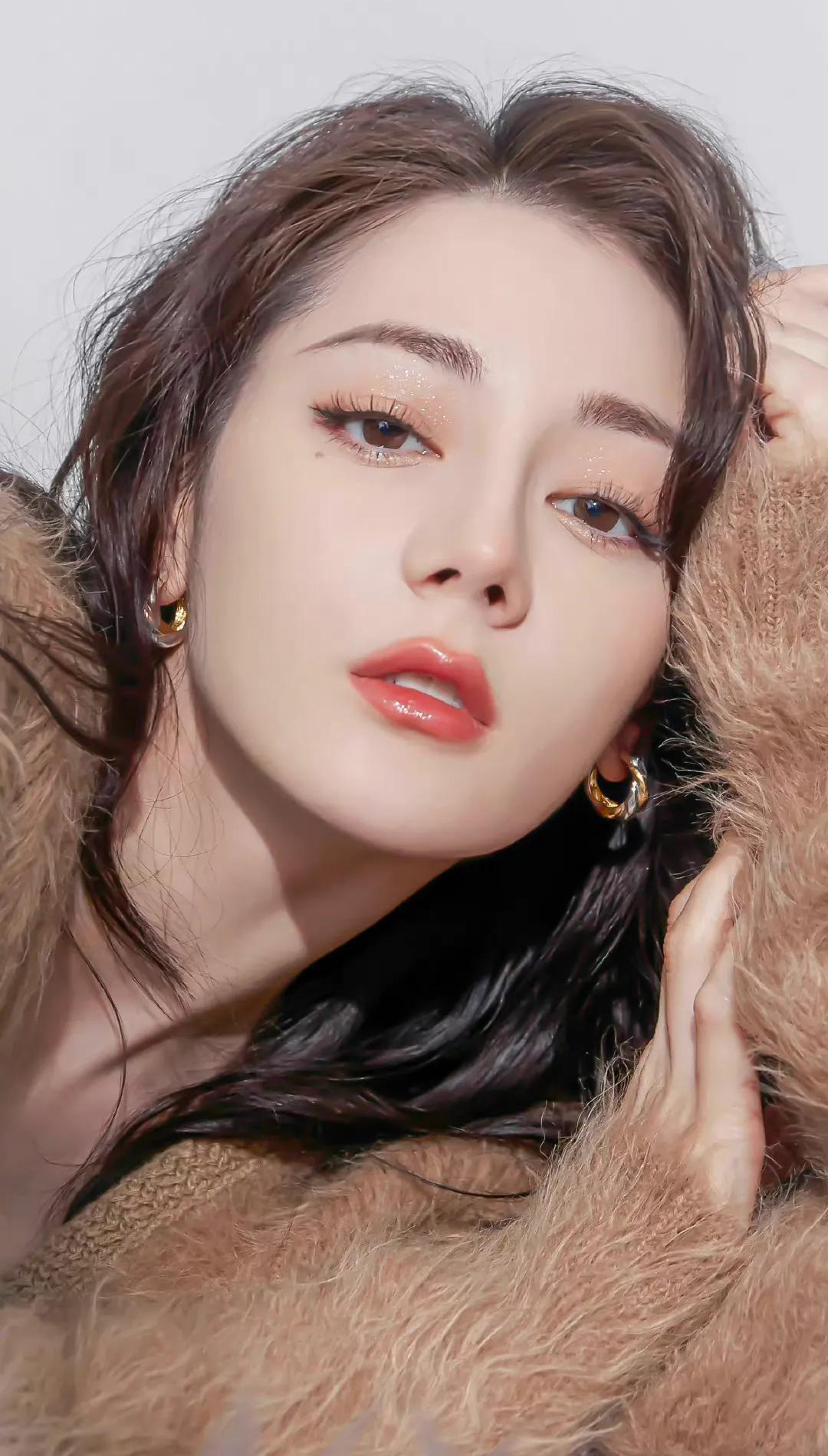 迪丽热巴的性感红唇美照