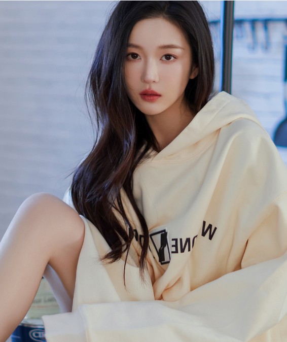 清纯的长发文静美女曹婉瑾