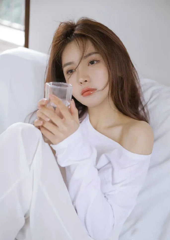 喜欢安静的长发美女