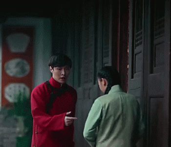 挥袖大吼一声“滚”