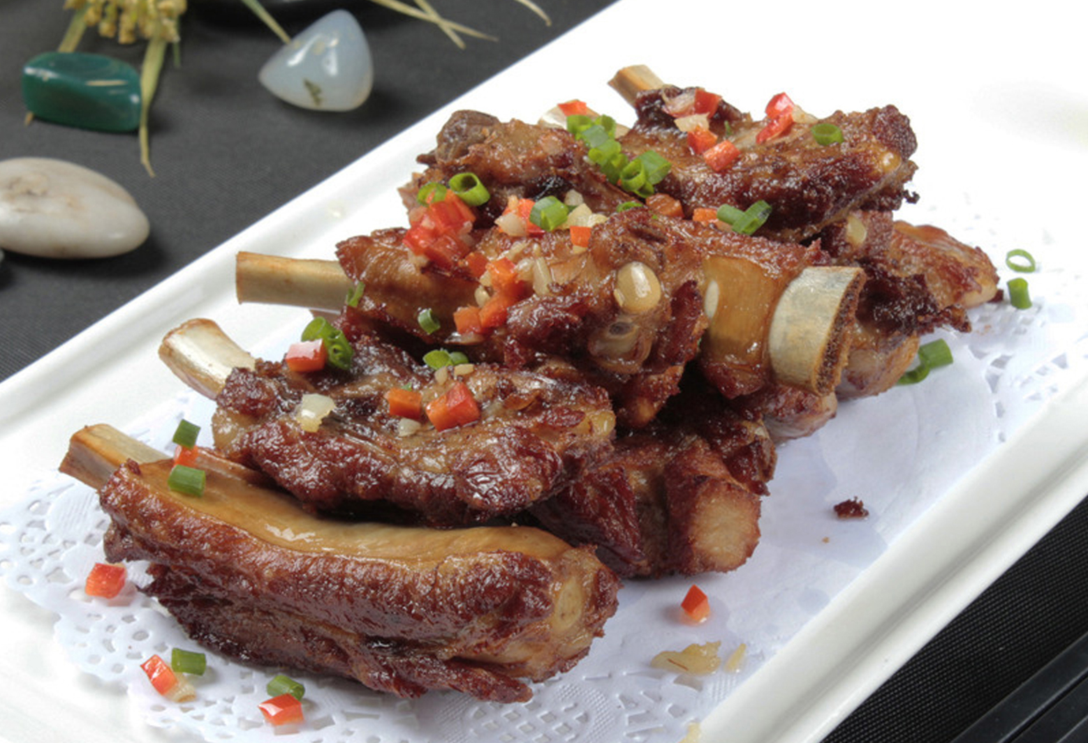 香味扑鼻的特色美食-手抓排骨
