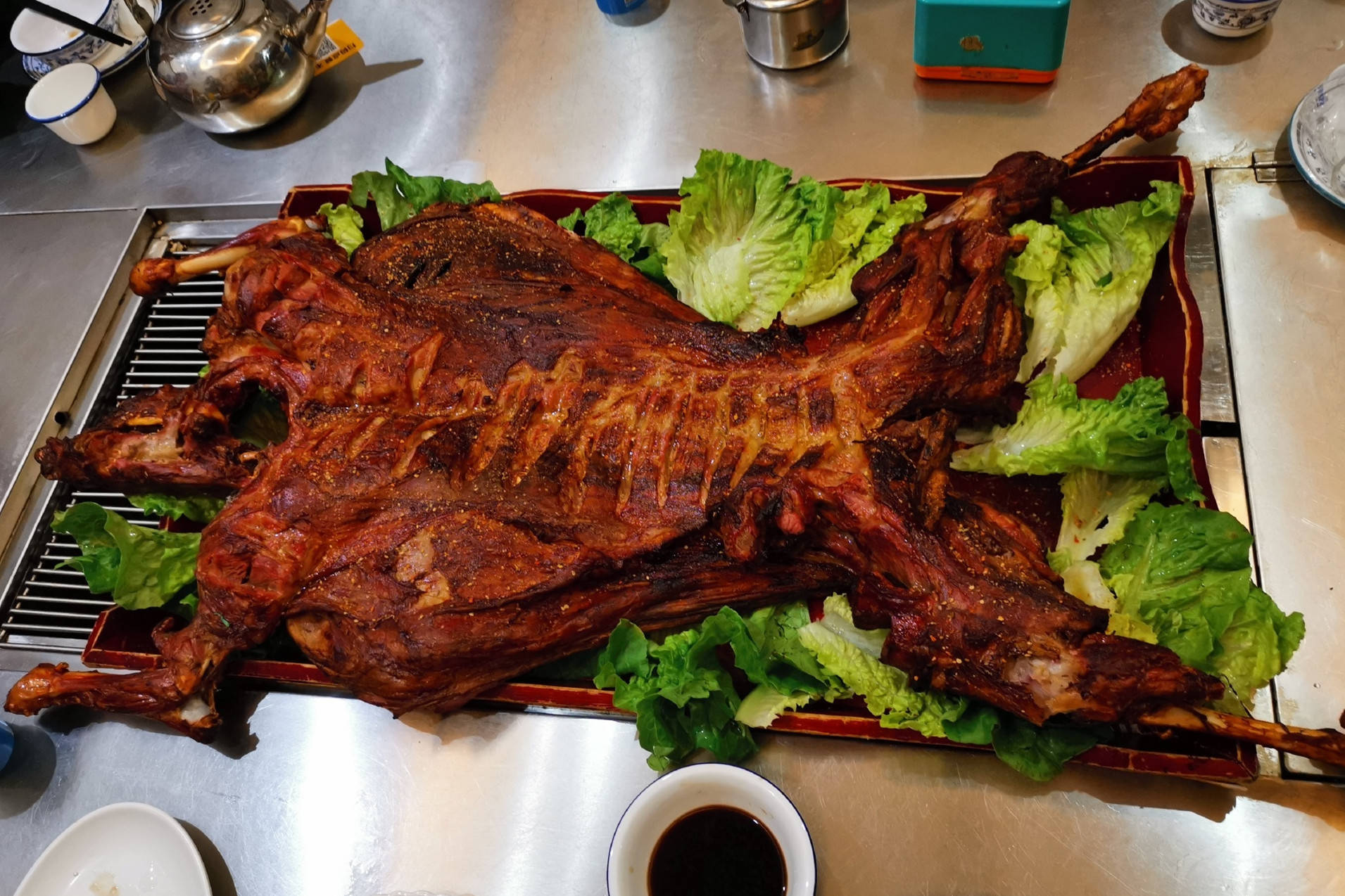 蒙古族人招待贵客的传统佳肴-烤全羊