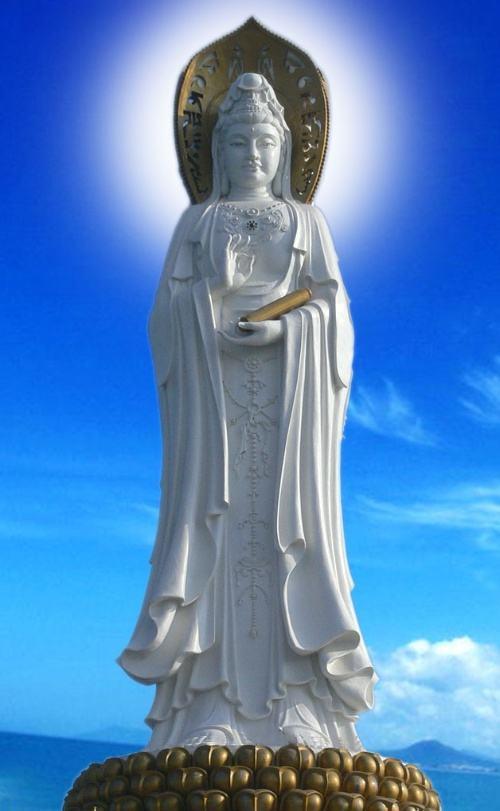 屹立在海边的大佛像