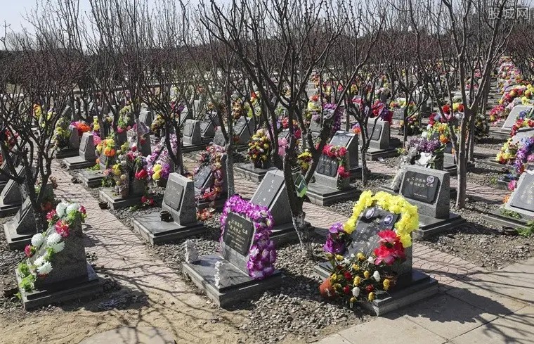 清明节有扫墓献花的习俗
