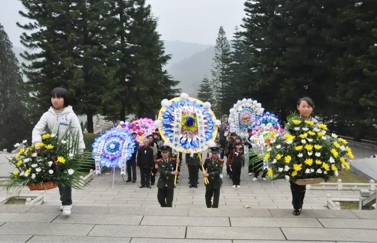 为革命烈士献花圈