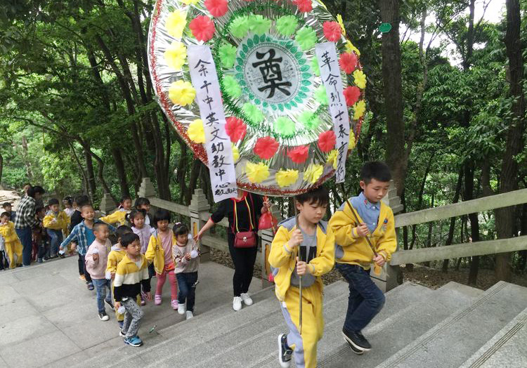 清明节组织学生为烈士敬献花圈，珍惜现在的生活