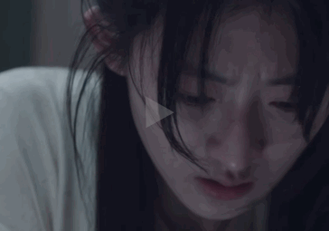 泣不成声的伤心女孩