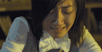 大声哭泣的美女
