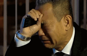 男人心痛到崩溃的表情