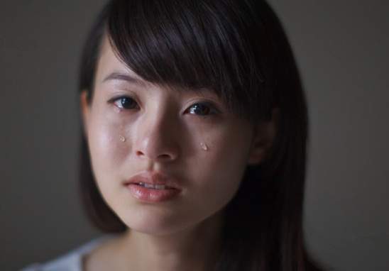 女人伤心流眼泪的图片