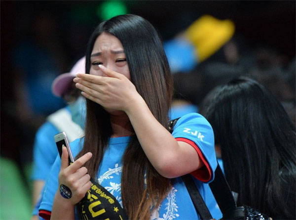 悲伤不已的女球迷