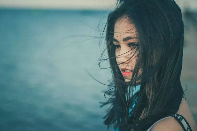 美女头发凌乱的伤感图片