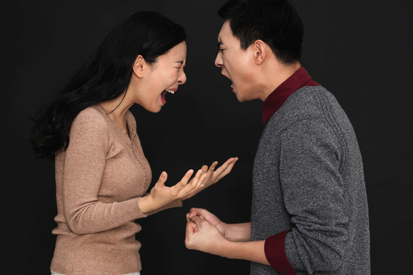 夫妻吵架，看谁的嗓门更大
