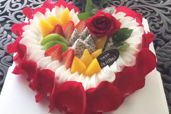 漂亮的心形生日蛋糕
