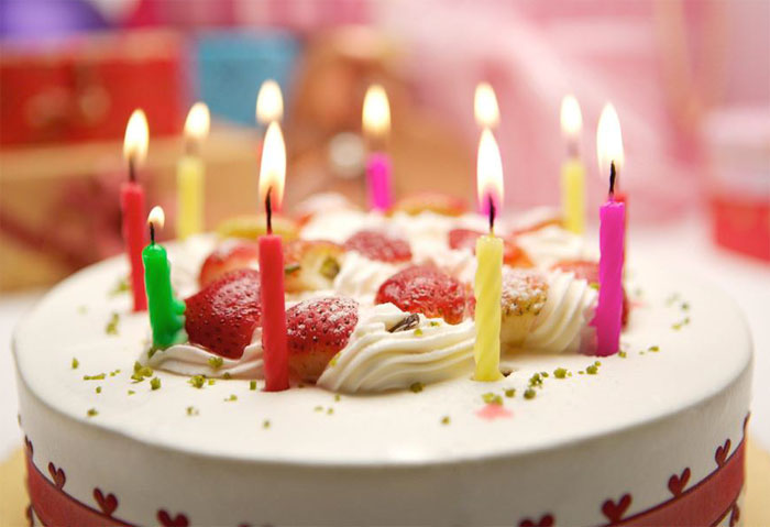 点燃蜡烛祝福你生日快乐