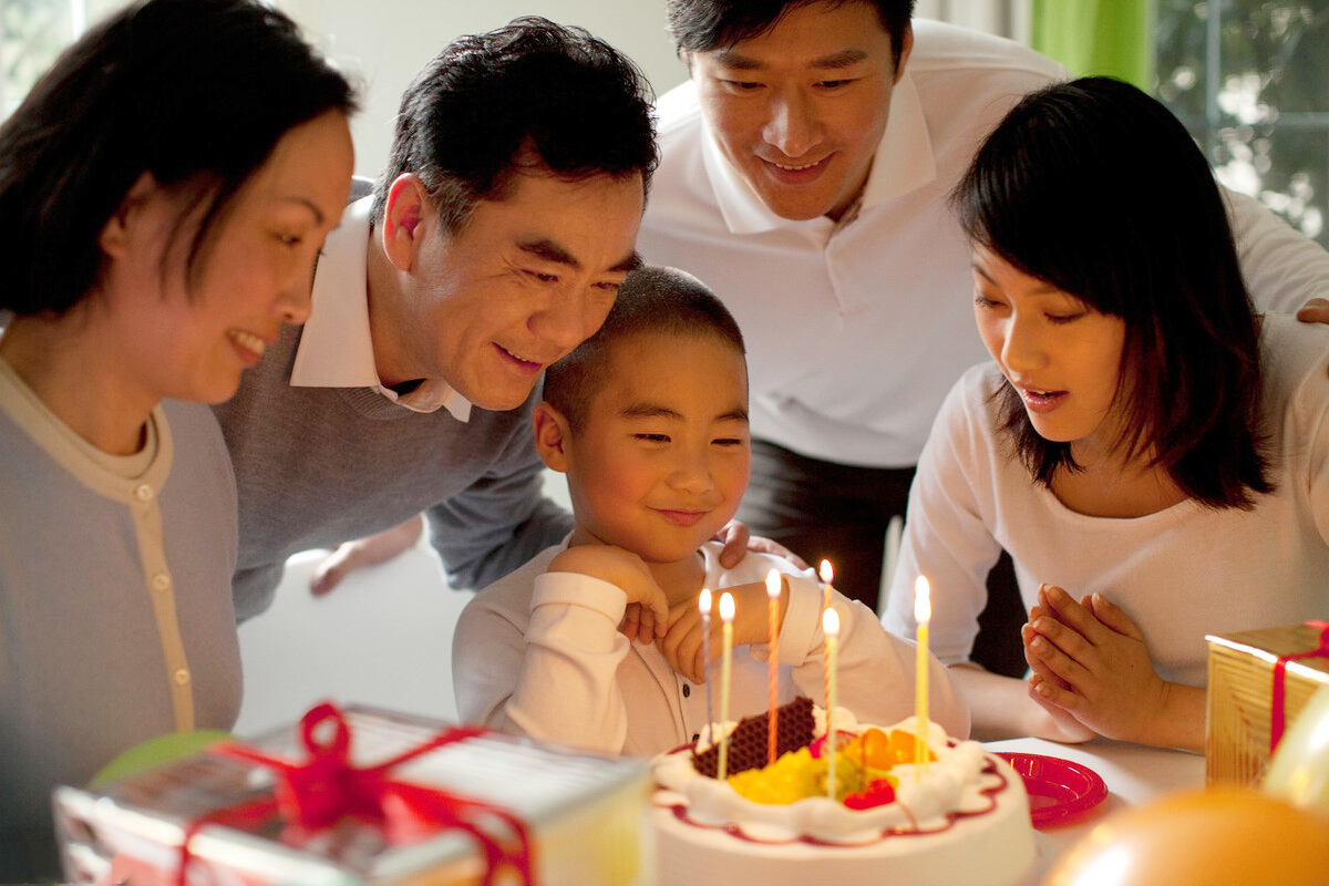 全家人一起陪小宝过一个快乐温馨的生日
