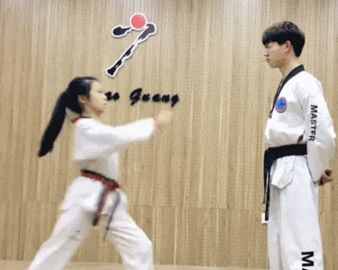 跆拳道妹子一脚踢到陪练师兄的脸上，看起来真疼