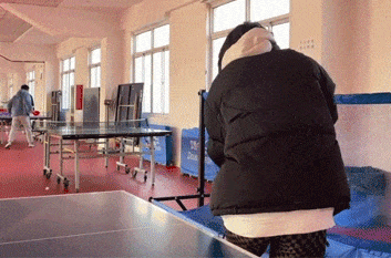 这位妹子看来一辈子与乒乓球运动无缘了