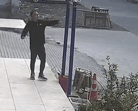 我本想好好的玩下单杠，无奈它太不给面子了