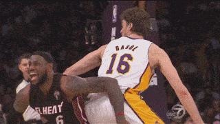 篮球场上防守犯规，我可不惯着你