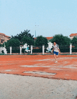 操场上跳远牛逼的男生，就是有点费屁股