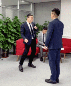 办公室里两男人跳舞pk，旁边同事都看不下去了