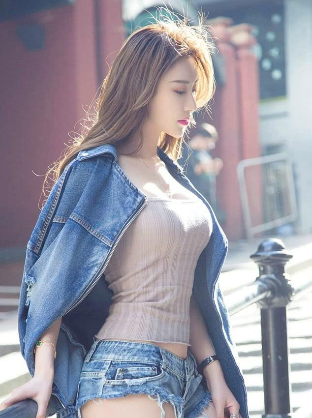 穿牛仔衣服身材高挑的女人