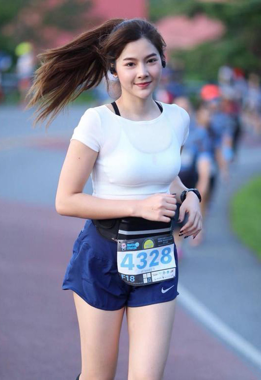 参加跑步比赛的美丽女孩