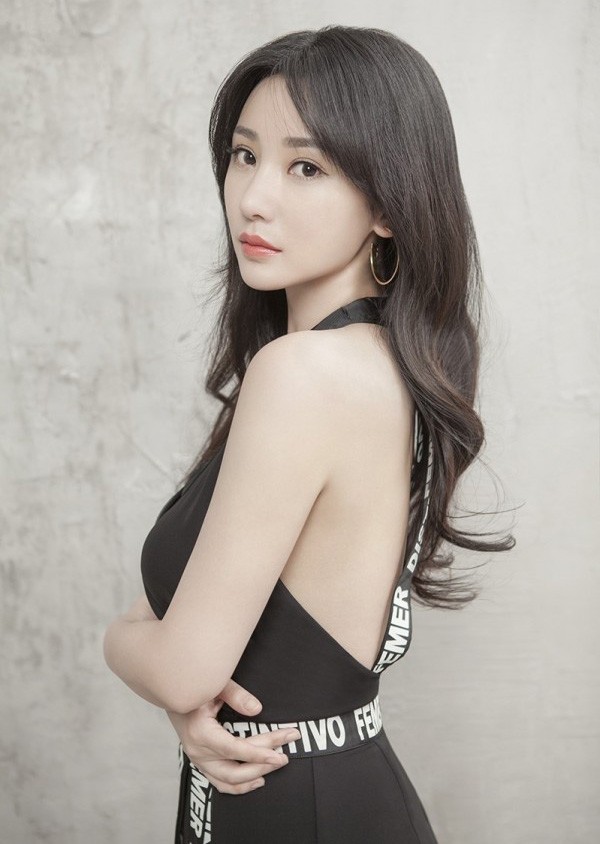 穿露背装看起来很有女人味