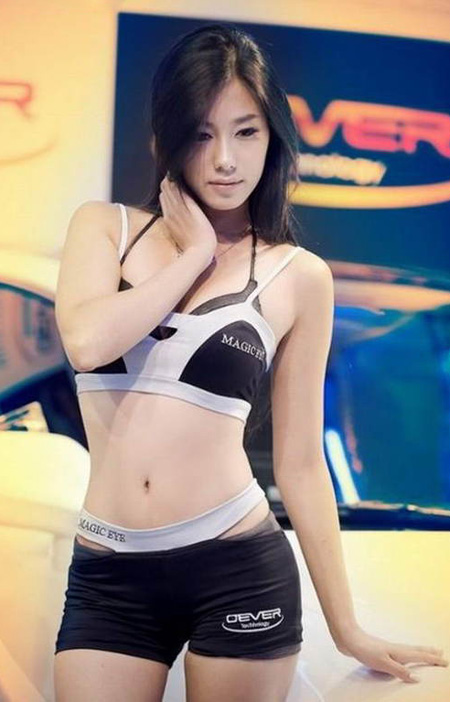 身材很好的美丽车模