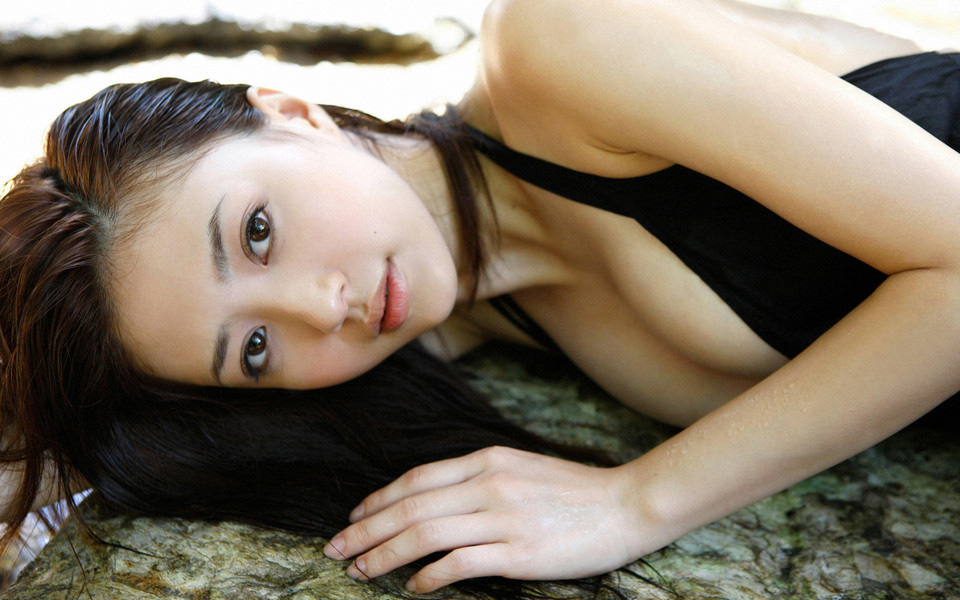 躺在石头上拍写真的小仙女