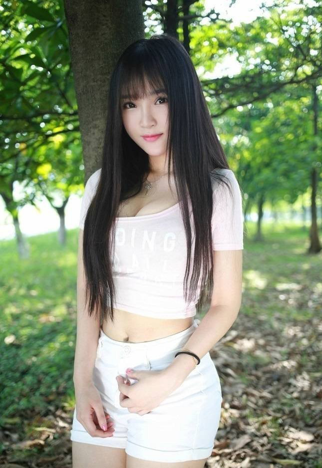公园里美丽的长发女人