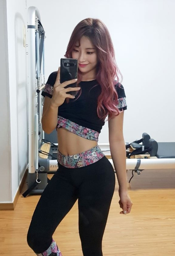 美女在健身房里自拍好身材