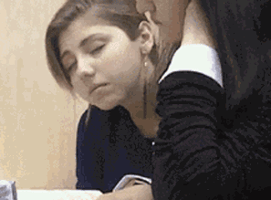 坐在座位上打磕睡的女生