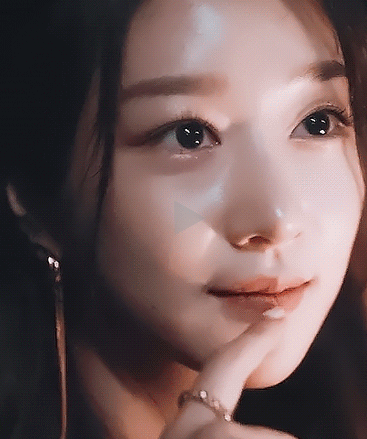 美女优雅的转头向你说一声谢谢
