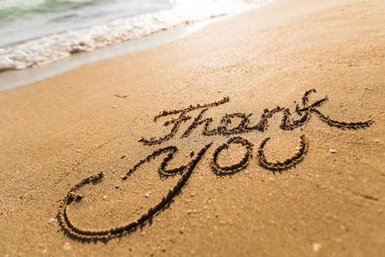 在沙滩上写下一句“Thank you”