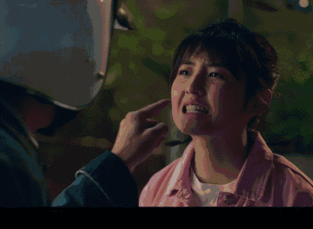 敢用手指戳我的脸？老娘把你的手指掰断