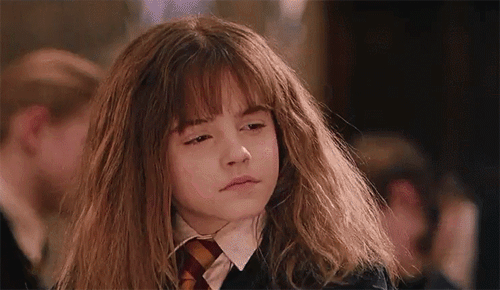 小女孩转头被你吓得一激灵