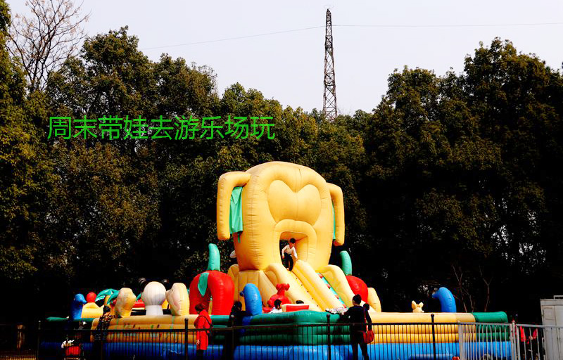 周末带娃一起去游乐场玩耍